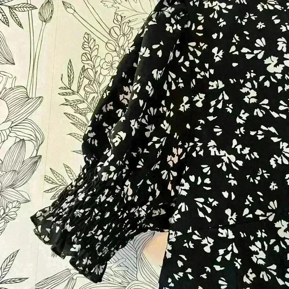 Black and White Patterned Button Down Blouse with Puff Sleeve Shoulders Size: XL - Picture 4 of 5